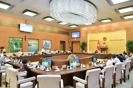 Ủy ban Thường vụ Quốc hội cho ý kiến về dự án Luật Quản lý, sử dụng vũ khí, vật liệu nổ và công cụ hỗ trợ (sửa đổi). 