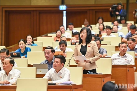 Bộ trưởng Y tế Đào Hồng Lan làm rõ một số nội dung đại biểu Quốc hội nêu trong phiên họp chiều 31/5. (Ảnh: DUY LINH)