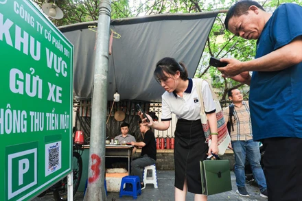 Quận Ba Đình sẽ tổ chức thí điểm thu phí trông giữ xe không dùng tiền mặt. 