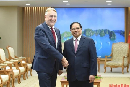 Thủ tướng Phạm Minh Chính tiếp ông Bernd Lange, Chủ tịch Ủy ban Thương mại quốc tế của Nghị viện châu Âu. (Ảnh: TRẦN HẢI)