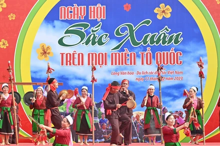 Một tiết mục biểu diễn văn nghệ tại Ngày hội "Sắc xuân trên mọi miền Tổ quốc". (Ảnh: ĐĂNG KHOA)