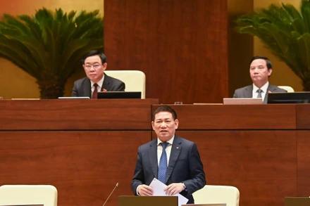 Bộ trưởng Tài chính Hồ Đức Phớc trả lời chất vấn của đại biểu Quốc hội tại Phiên họp thứ 31 của Ủy ban Thường vụ Quốc hội sáng 18/3. (Ảnh: DUY LINH)