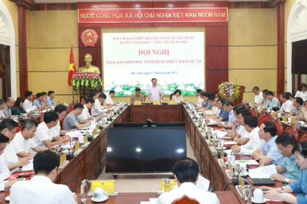 Đồng chí Đinh Tiến Dũng phát biểu kết luận hội nghị sáng 17/8.