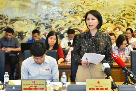 Đại biểu Trần Thị Nhị Hà (đoàn Hà Nội) phát biểu trong phiên thảo luận tại tổ về dự án Luật Bảo hiểm xã hội (sửa đổi) chiều 2/11. (Ảnh: THỦY NGUYÊN)