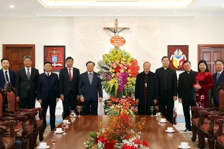 Bí thư Thành ủy Hà Nội Đinh Tiến Dũng tặng hoa chúc mừng Toà Tổng giám mục Hà Nội.