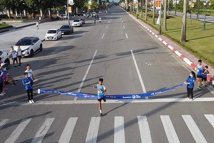 Một hội viên Hội Liên hiệp Thanh niên tỉnh Hà Tĩnh về đích trong phần chạy hưởng ứng chặng 7 chương trình “Những bước chân vì cộng đồng”.