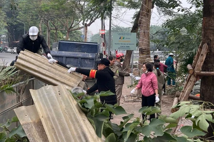 Cán bộ, nhân dân phường Quan Hoa, quận Cầu Giấy tham gia dọn vệ sinh môi trường.