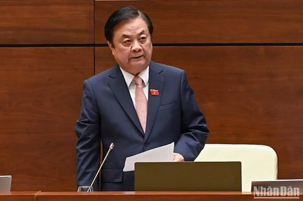 Bộ trưởng Nông nghiệp và Phát triển nông thôn Lê Minh Hoan đăng đàn trả lời chất vấn của đại biểu Quốc hội chiều 15/8. (Ảnh: DUY LINH)