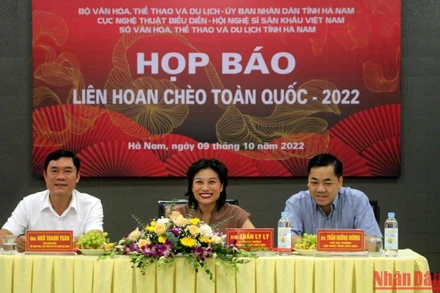 Các đại biểu chủ trì họp báo.