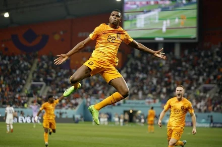 Denzel Dumfries ăn mừng sau khi ghi bàn thắng ấn định tỷ số 3-1 cho đội tuyển Hà Lan trong trận gặp Mỹ ở vòng 1/8 World Cup 2022. (Ảnh: Reuters)