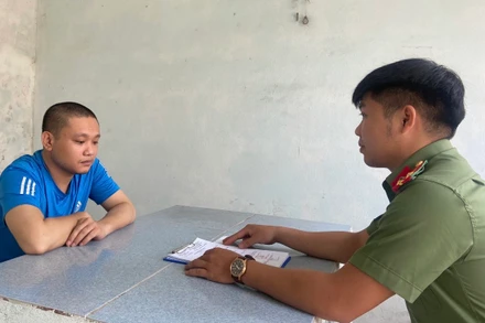 Đối tượng Trần Văn Miên tại cơ quan điều tra. (Ảnh: Công an cung cấp)