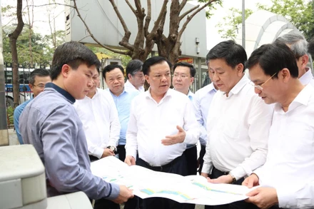 Bí thư Thành ủy Hà Nội kiểm tra thực địa dự án đường Vành đai 1 tại quận Đống Đa.
