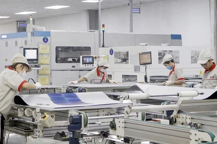 Sản xuất pin năng lượng mặt trời tại Công ty cổ phần Việt Nam Sunergy (100% vốn đầu tư Nhật Bản), Khu công nghiệp Đình Trám, tỉnh Bắc Giang. (Ảnh: ĐỒNG THÚY)