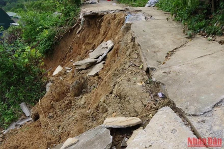 Đường giao thông của người dân bản Sơn Thành đã bị sạt lở gần hết.