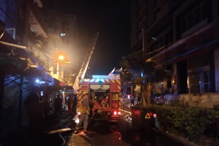 Lực lượng cảnh sát phòng cháy, chữa cháy triển khai công tác dập lửa tại hiện trường.