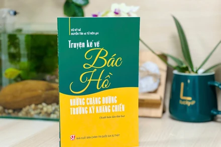 Cuốn sách "Truyện kể về Bác Hồ - Những chặng đường trường kỳ kháng chiến".