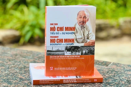 Cuốn sách song ngữ Việt - Anh “Chủ tịch Hồ Chí Minh - Tiểu sử và sự nghiệp”.