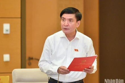 Tổng Thư ký Quốc hội, Chủ nhiệm Văn phòng Quốc hội Bùi Văn Cường báo cáo một số vấn đề về việc chuẩn bị Kỳ họp thứ 6, Quốc hội khóa XV. (Ảnh: DUY LINH)