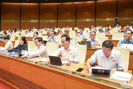 Các đại biểu Quốc hội biểu quyết thông qua Nghị quyết về phương án phân bổ ngân sách Trung ương năm 2025. (Ảnh: DUY LINH)