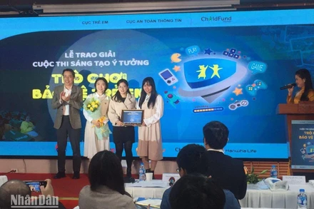 Cục trưởng Cục Trẻ em Đặng Hoa Nam trao giải Nhất cho tập thể GTeam với bài thi “Thủ lĩnh tương lai”. 