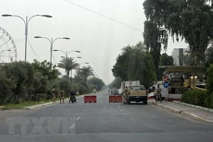 Lực lượng an ninh Iraq gác gần vùng Xanh ở thủ đô Baghdad ngày 31/10/2021. (Ảnh: AFP/TTXVN) 