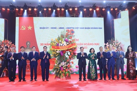 Thường trực Thành ủy Hà Nội tặng hoa chúc mừng quận Hoàng Mai.