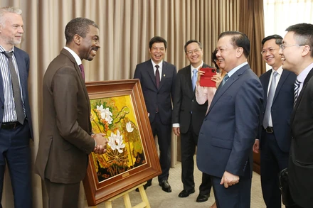 Bí thư Thành ủy Hà Nội trao đổi với Giám đốc Trung tâm Di sản thế giới Lazarre Eloundou.