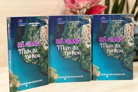 Cuốn sách "Hà Giang - Miền đá nở hoa".