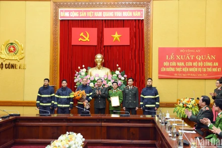 Bộ trưởng Công an Tô Lâm trao Quyết định cử đoàn công tác thực hiện nghĩa vụ quốc tế tại Thổ Nhĩ Kỳ. (Ảnh: THÀNH ĐẠT)