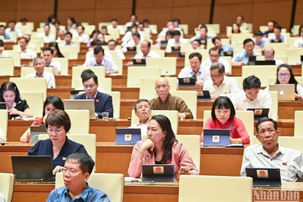 Các đại biểu Quốc hội dự một phiên thảo luận ở Hội trường Diên Hồng tại Kỳ họp thứ 5, Quốc hội khóa XV. (Ảnh: DUY LINH)