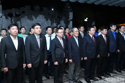 Các đồng chí lãnh đạo, nguyên lãnh đạo Đảng, Nhà nước và các đại biểu dâng hương tưởng niệm, tri ân các anh hùng liệt sĩ.