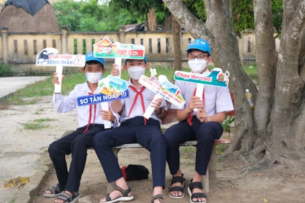 Tham gia diễn tập, các em học sinh được trang bị đầy đủ kiến thức ứng phó với sóng thần. (Ảnh: UNDP)