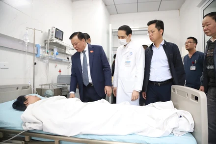 Bí thư Thành ủy Hà Nội Đinh Tiến Dũng thăm hỏi nạn nhân vụ cháy tại phố Hàng Lược.