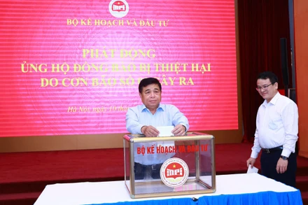 Bộ trưởng Kế hoạch và Đầu tư Nguyễn Chí Dũng quyên góp, ủng hộ nhân dân vùng bị bão lũ, thiên tai.