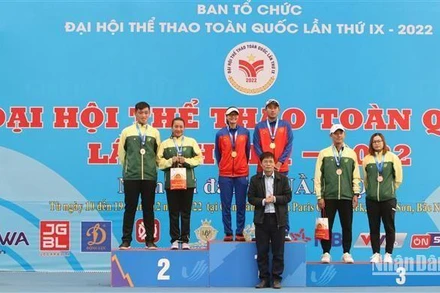 Ban Tổ chức trao Huy chương cho các vận động viên nội dung đôi nam nữ.