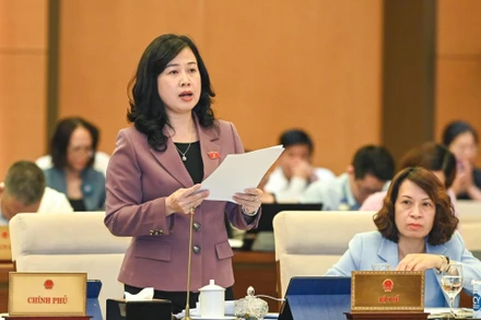 Quyền Bộ trưởng Y tế Đào Hồng Lan trình bày Báo cáo của Chính phủ tại Phiên họp thứ 16 của Ủy ban Thường vụ Quốc hội chiều 10/10.