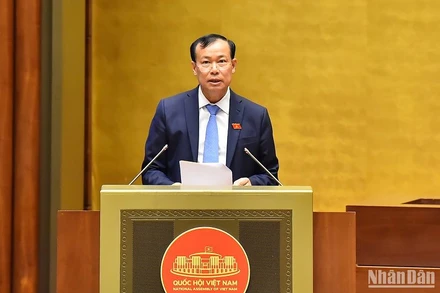 Chủ nhiệm Ủy ban Quốc phòng và An ninh Lê Tấn Tới trình bày báo cáo thẩm tra trong phiên họp chiều 2/6. (Ảnh: THỦY NGUYÊN)