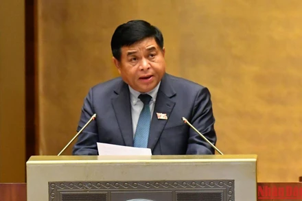 Bộ trưởng Kế hoạch và Đầu tư Nguyễn Chí Dũng trình bày Tờ trình về dự án Luật Hợp tác xã (sửa đổi). Ảnh: THỦY NGUYÊN