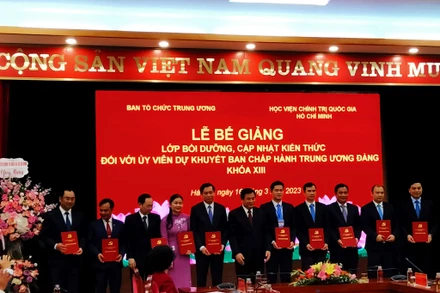 Các đồng chí lãnh đạo Đảng chủ trì buổi lễ, trao Giấy chứng nhận tốt nghiệp cho các học viên của lớp bồi dưỡng. 