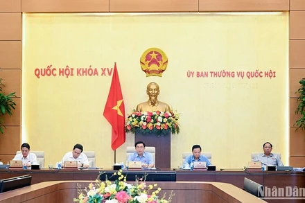 Chủ tịch Quốc hội Vương Đình Huệ chủ trì phiên họp của Ủy ban Thường vụ Quốc hội chiều 14/6. (Ảnh: DUY LINH)