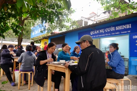 Quán Nụ cười Shinbi luôn đông khách mỗi khi mở cửa.