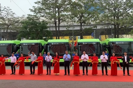 Các đại biểu cắt băng khai trương tuyến buýt điện số 34.