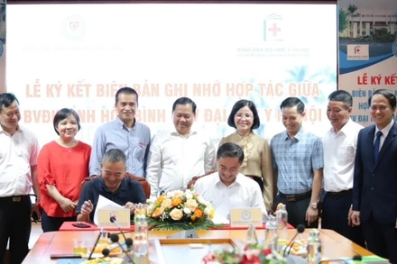 Đại diện lãnh đạo hai Bệnh viện ký biên bản ghi nhớ hợp tác.