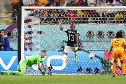 Tiền đạo Enner Valencia ghi bàn gỡ hòa cho Ecuador ở đầu hiệp 2. (Ảnh: Reuters)