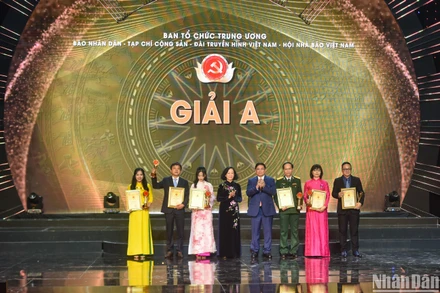 Thủ tướng Phạm Minh Chính và Thường trực Ban Bí thư Trương Thị Mai trao giải A cho các tác giả, đại diện nhóm tác giả đoạt giải. (Ảnh: NHẬT QUANG)