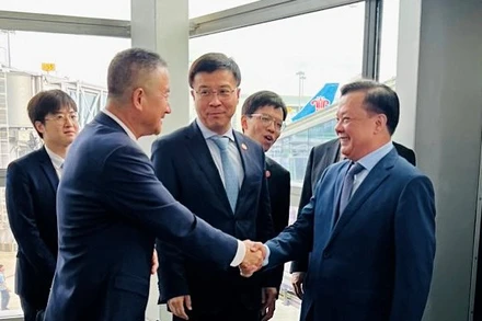 Trợ lý Trưởng ban liên lạc đối ngoại Trung Quốc Triệu Thế Thông và Phó Giám đốc Sở Ngoại vụ Quảng Đông Trần Quảng Tuấn đón Bí thư Thành ủy Đinh Tiến Dũng và Đoàn đại biểu thành phố Hà Nội tại sân bay.