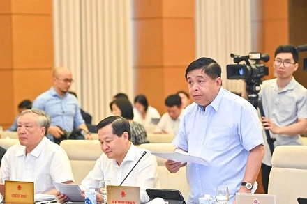 Bộ trưởng Kế hoạch và Đầu tư Nguyễn Chí Dũng trình bày báo cáo của Chính phủ tại Phiên họp thứ 23 của Ủy ban Thường vụ Quốc hội sáng 9/5. (Ảnh: DUY LINH)