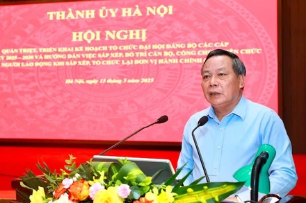 Phó Bí thư Thường trực Thành ủy Hà Nội Nguyễn Văn Phong phát biểu tại hội nghị chiều 13/5.