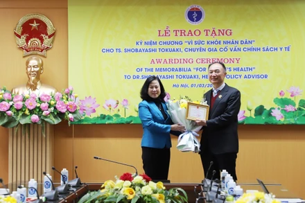 Bộ trưởng Y tế Đào Hồng Lan trao Kỷ niệm chương "Vì sức khỏe nhân dân" cho Tiến sĩ Shobayashi Tokuaki.