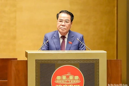 Trưởng Ban Dân nguyện thuộc Ủy ban Thường vụ Quốc hội Dương Thanh Bình trình bày Báo cáo tóm tắt Kết quả giám sát việc giải quyết, trả lời kiến nghị của cử tri gửi đến Kỳ họp thứ 4, Quốc hội khóa XV. (Ảnh: DUY LINH)